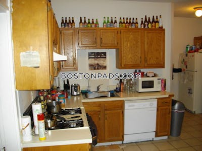 Allston/brighton Border Deal Alert! Spacious 4 bed 1 Bath apartment in Comm Ave Boston - $3,400