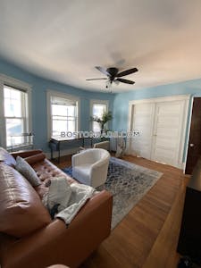 Medford 4 bed 1 bath with laundry in unit in Medford!  Tufts - $3,750