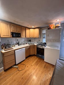 East Boston Excellent Location! 2.5 bed 1 bath available NOW on Bennington St in Boston!  Boston - $2,800